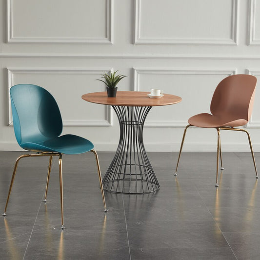 Chaise moderne de style scandinave avec assise large en plastique et pieds en acier