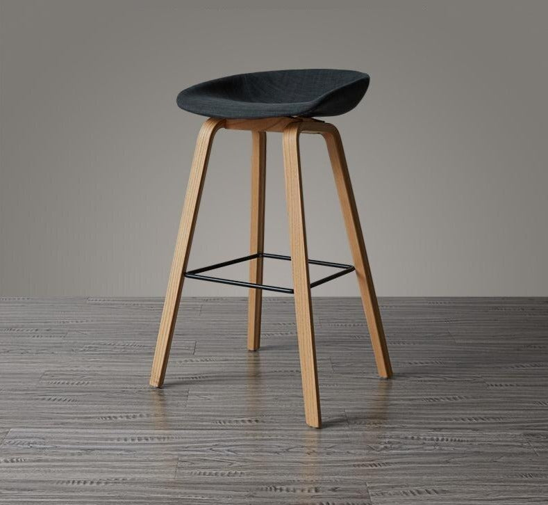 Tabouret de bar scandinave avec pieds en bois d'Ipé brossé et assise en résine