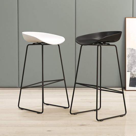 Tabouret de bar design avec pieds en acier et assise ergonomique en résine