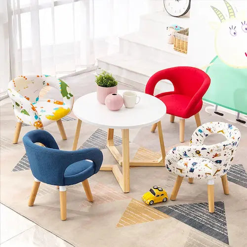 Chaise enfant scandinave avec accoudoirs et pieds en bois