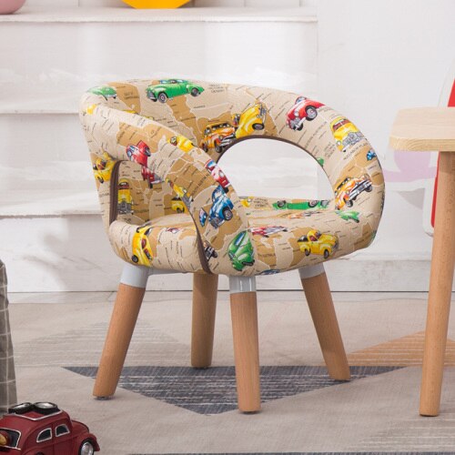 Chaise enfant scandinave avec accoudoirs et pieds en bois