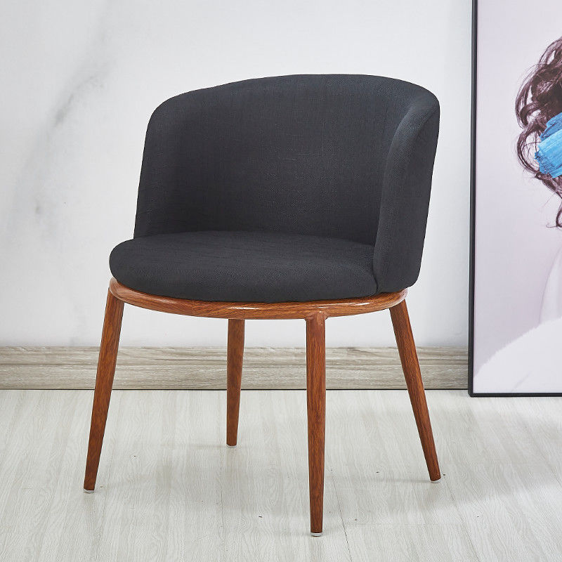 Chaise scandinave à large dossier en tissu gris fonçé et bois