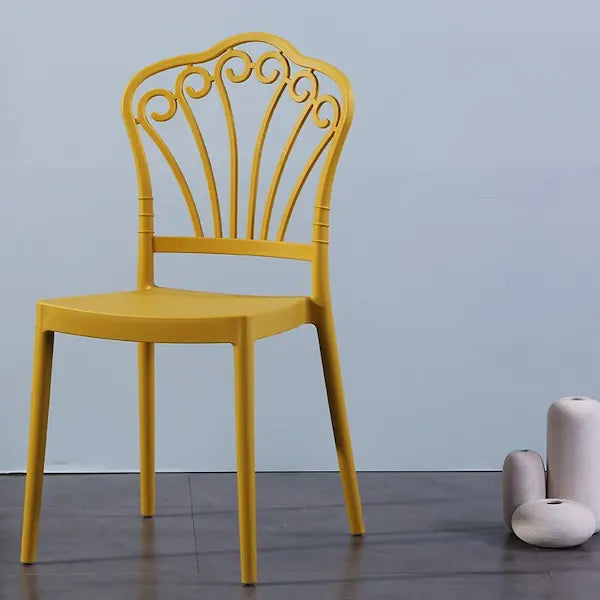 Chaise moderne en plastique bleu avec dossier d'époque romantique