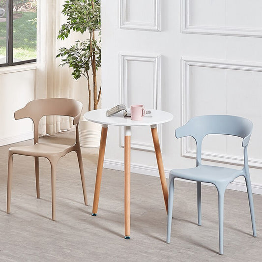 Chaise moderne en plastique avec dossier enveloppant en bandeau