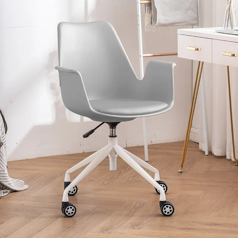 Chaise de bureau design et confortable sur roulettes
