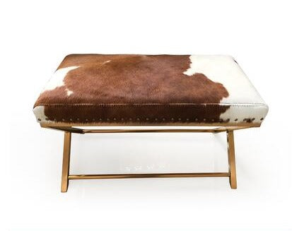 Banc design avec pieds en acier et peau de vache