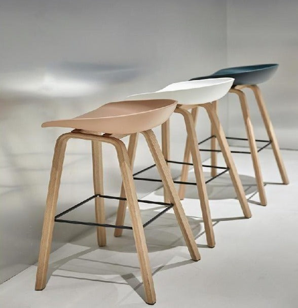 Tabouret de bar scandinave avec pieds en bois d'Ipé brossé et assise en résine