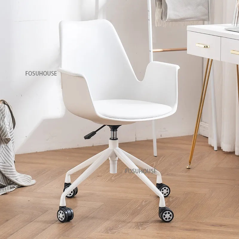Chaise de bureau design et confortable sur roulettes