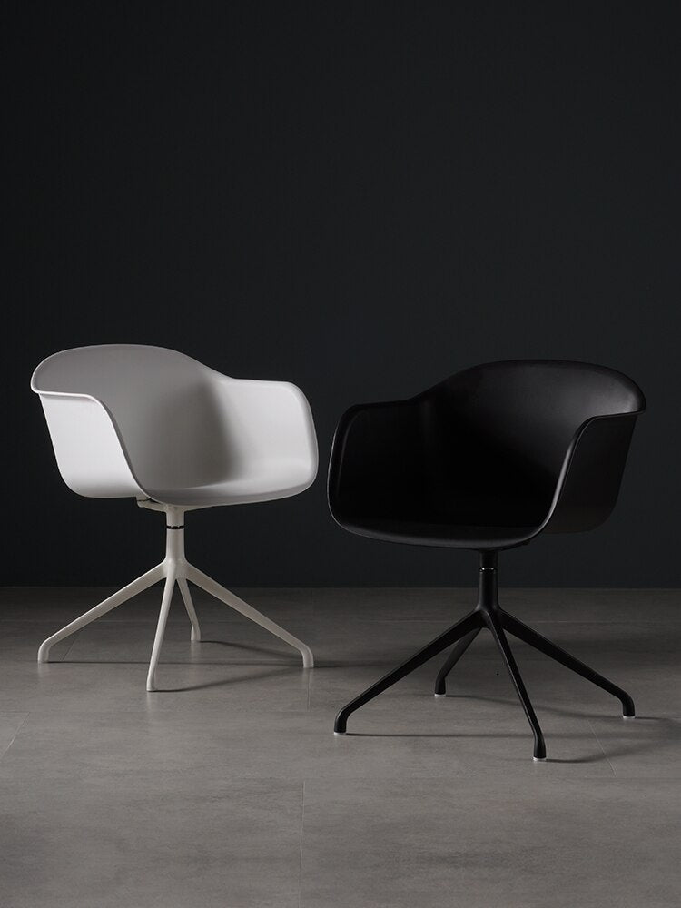 Chaise scandinave design en plastique et acier sur roulettes