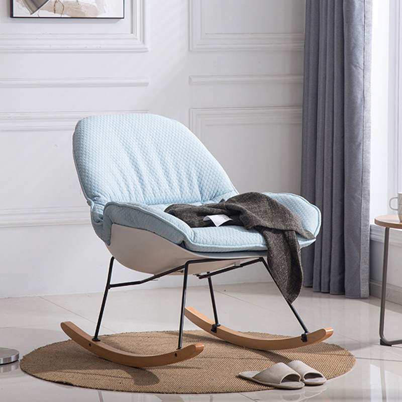Chaise à bascule scandinave avec coussin d'assise confort
