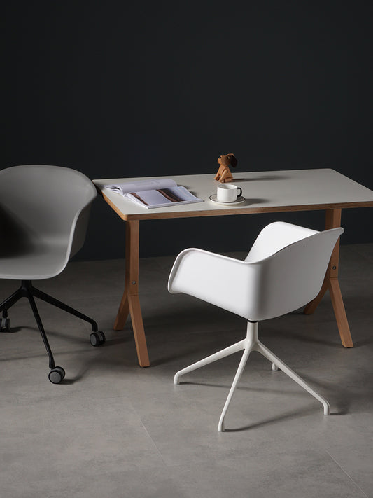 Chaise scandinave design en plastique et acier sur roulettes