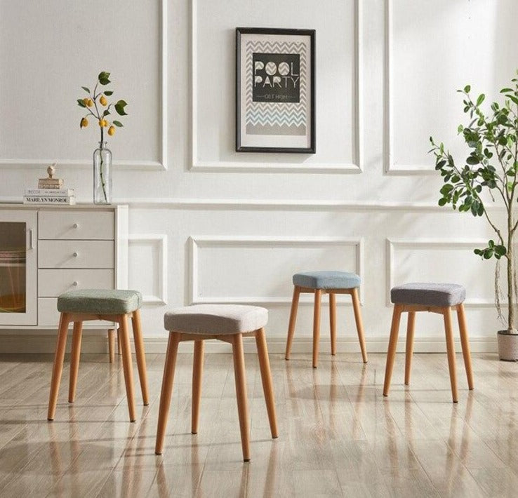 Tabouret scandinave avec assise carrée colorée en tissus
