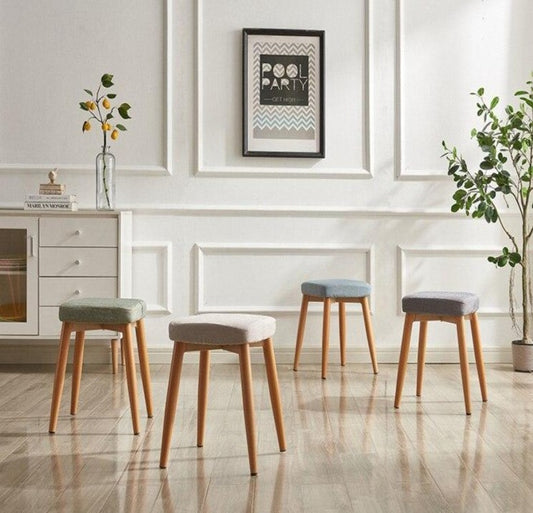 Tabouret scandinave avec assise carrée colorée en tissus
