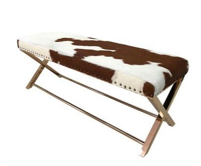 Banc design avec pieds en acier et peau de vache