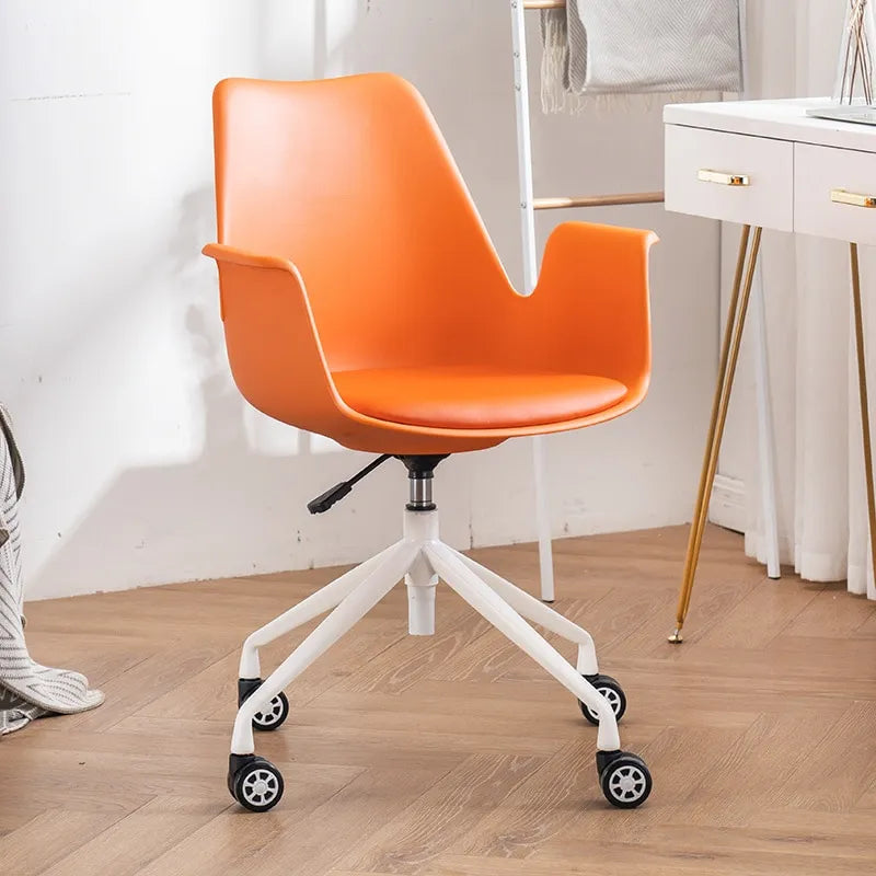 Chaise de bureau design et confortable sur roulettes