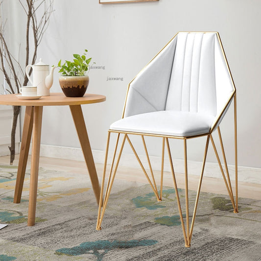 Chaise design géométrique en métal doré