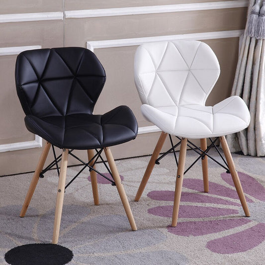 Chaises scandinaves matelassées noires et blanches