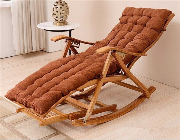 Chaise longue en bois avec accoudoirs et coussin long