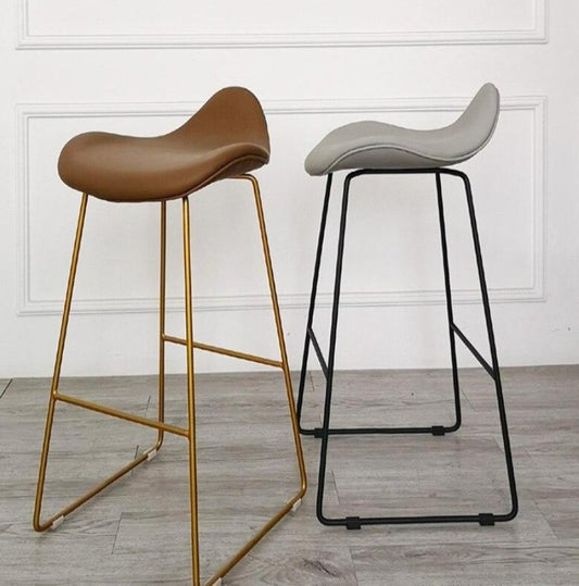 Tabouret de bar design de style scandinave avec assise en forme de selle