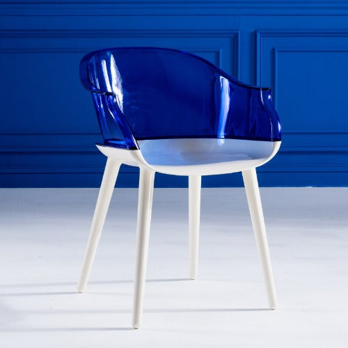Chaise design avec dossier en plastique large fumé