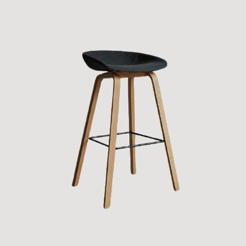 Tabouret de bar scandinave 65 cm avec pieds en bois et assise en tissu gris chiné