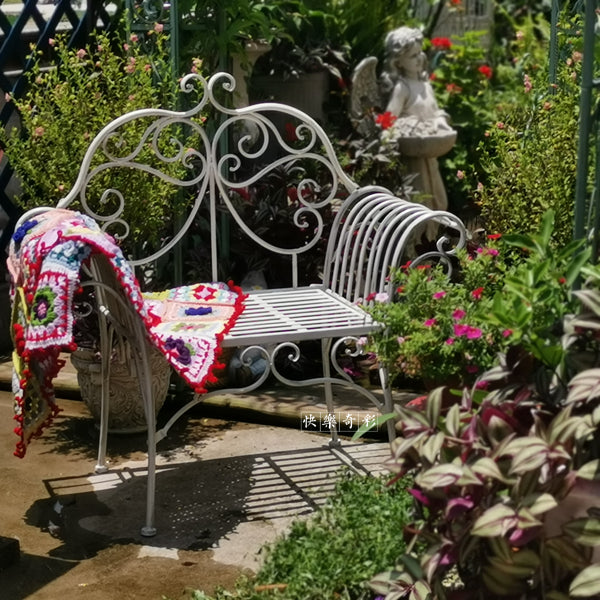 Chaise vintage de jardin en fer blanc