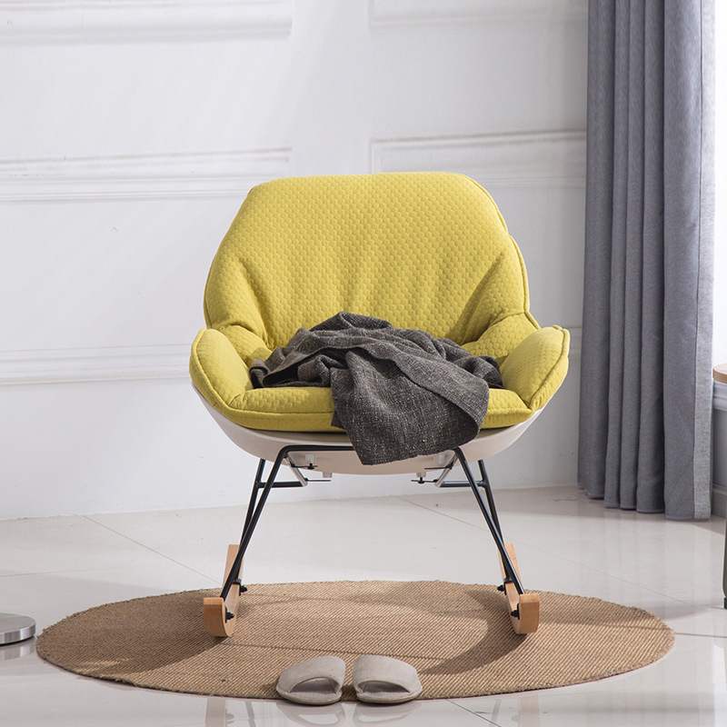 Chaise à bascule scandinave avec coussin d'assise confort
