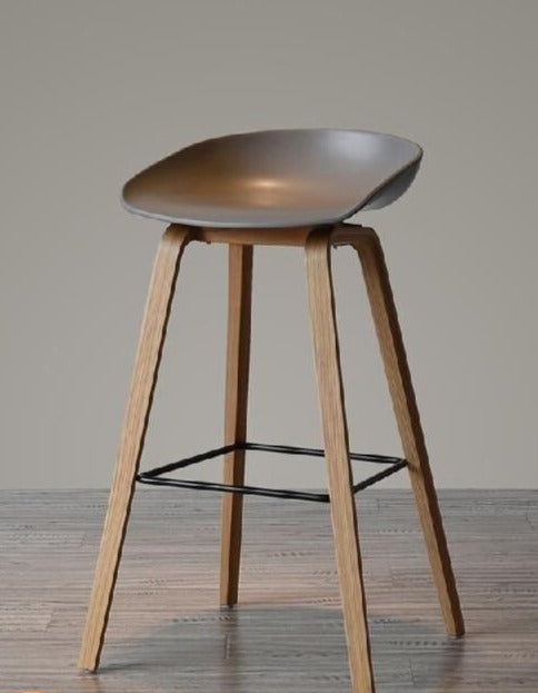 Tabouret de bar scandinave avec pieds en bois d'Ipé brossé et assise en résine