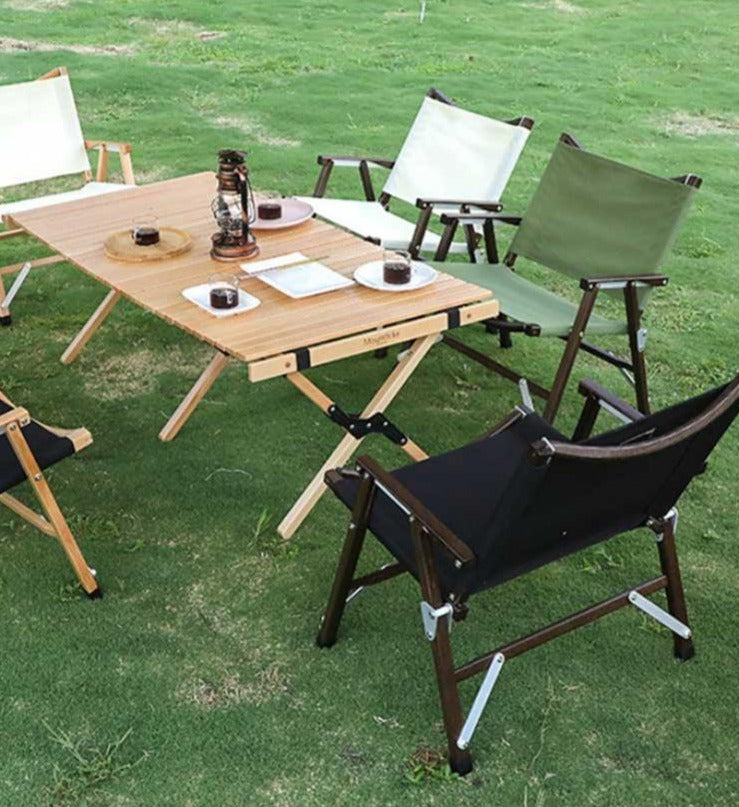 5 chaises pliables en bois et toile avec renforcement autour d'une table de pic nic pliable en bois