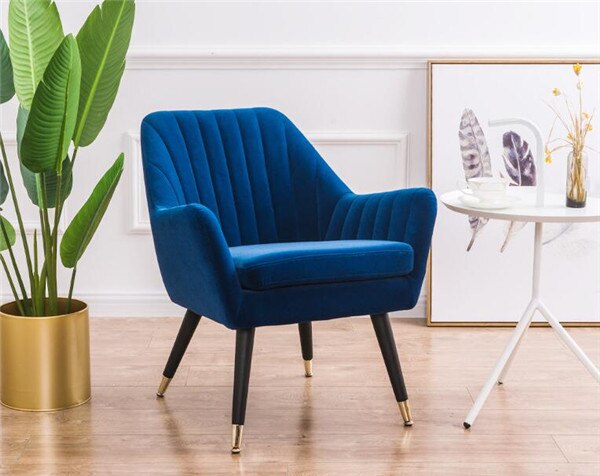 Chaise design en velours et bois de style fauteuil