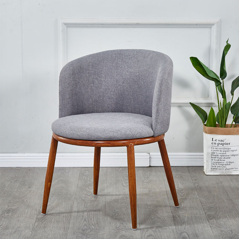 Chaise scandinave à large dossier en tissu gris et bois