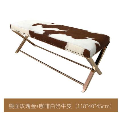 Banc design avec pieds en acier et peau de vache