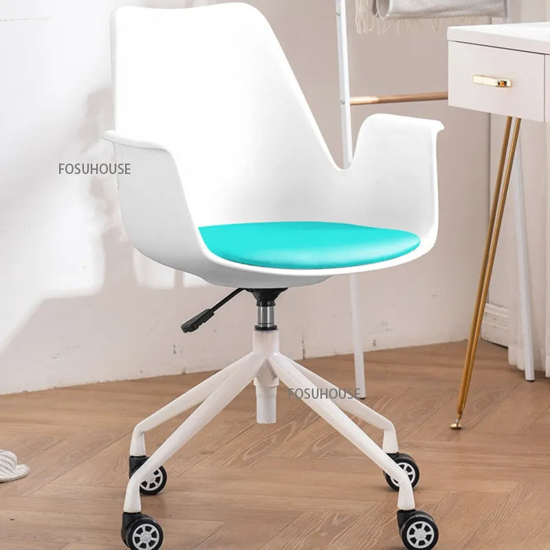 Chaise de bureau design et confortable sur roulettes