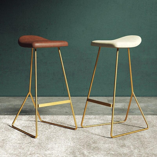 Tabouret de bar design avec armature en metal doré et assise en ergonomique