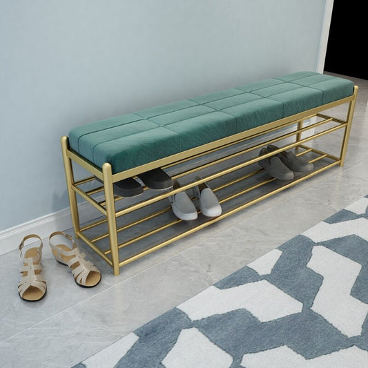 Banc de rangement design en velours bleu turquoise et métal doré avec chaussures sur étagèeres