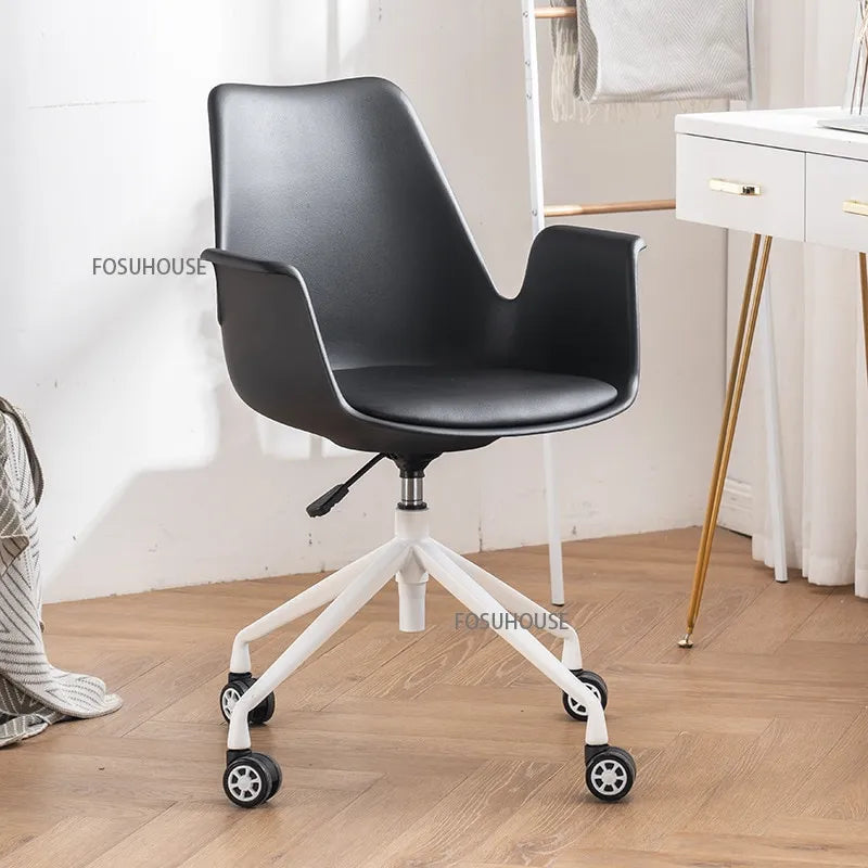 Chaise de bureau design et confortable sur roulettes