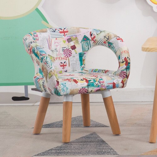 Chaise enfant scandinave avec accoudoirs et pieds en bois