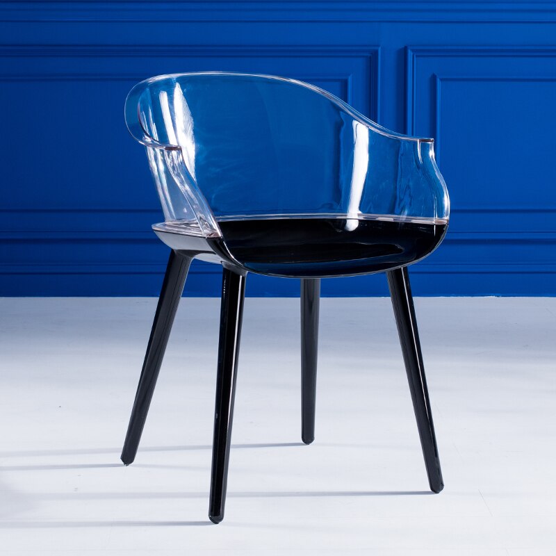 Chaise design avec dossier en plastique large fumé