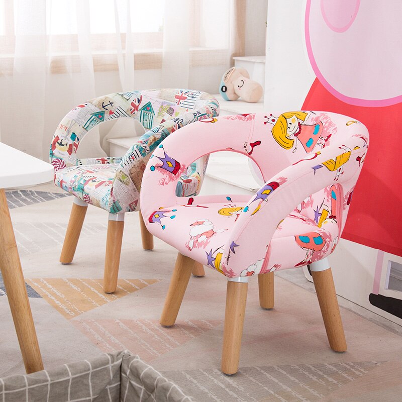 Chaise enfant scandinave avec accoudoirs et pieds en bois