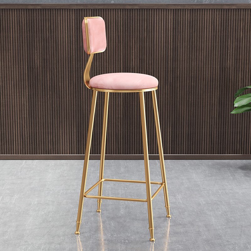 chaise de bar design haute en métal doré avec assise en velours rose poudré