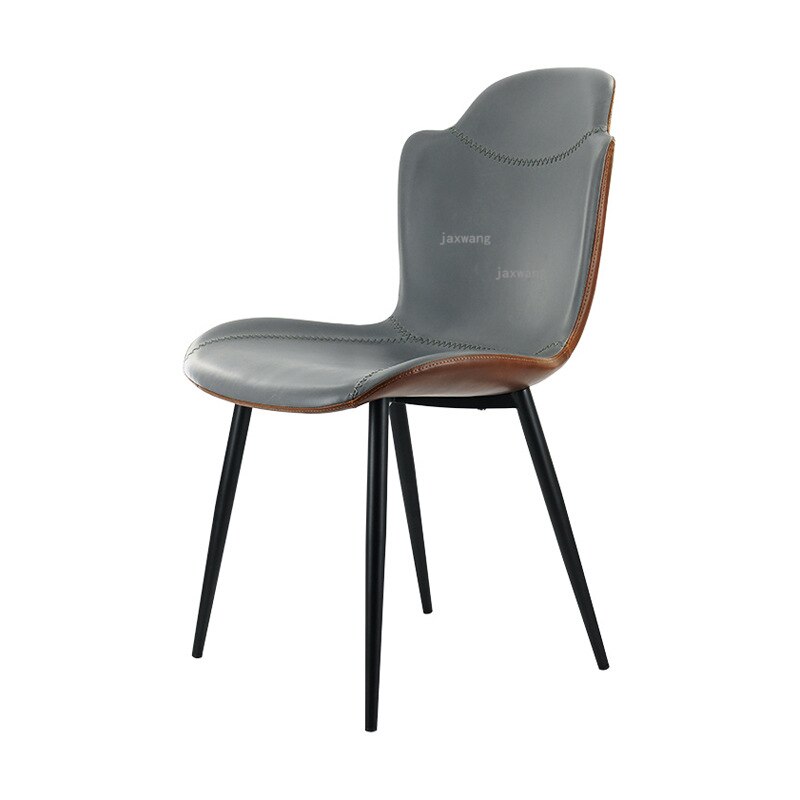 Chaise moderne en cuir surpiqué et pieds en métal
