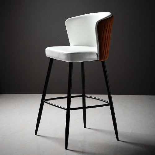 Chaise de bar moderne en cuir et métal noir avec large assise