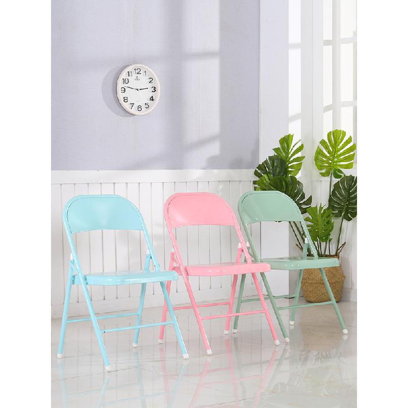 Chaise pliable en métal avec assise vernis