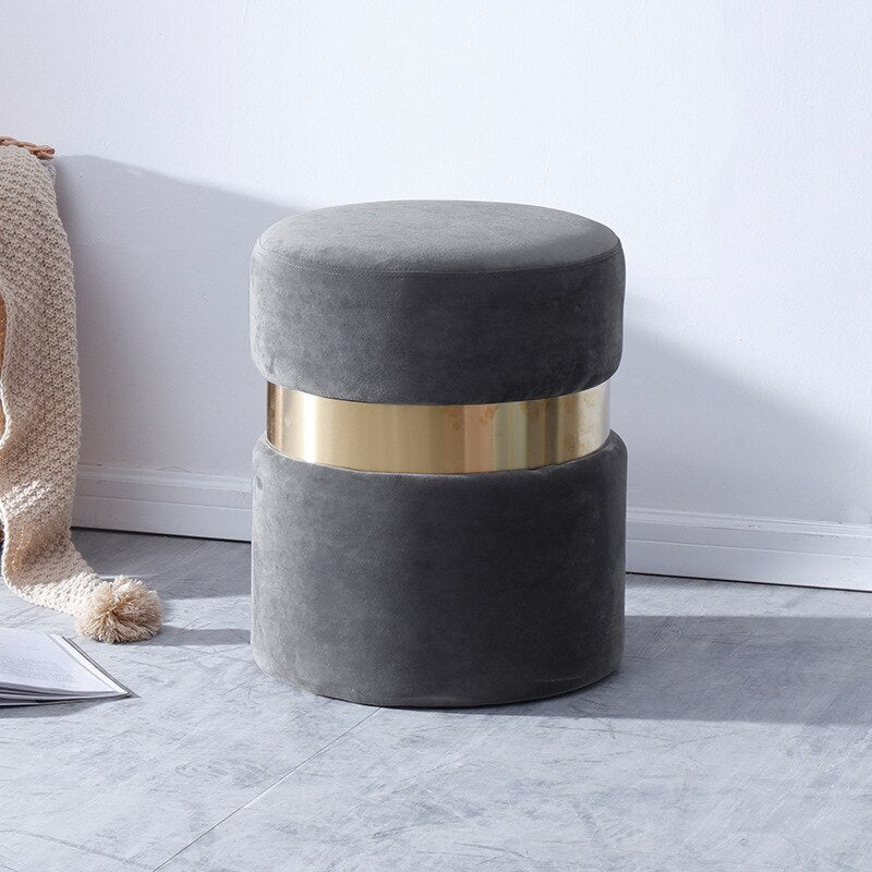 Tabouret design en velours avec bande en métal doré