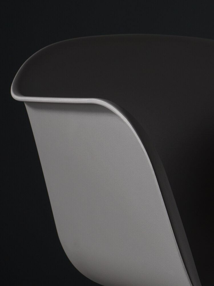 Chaise scandinave design en plastique et acier sur roulettes