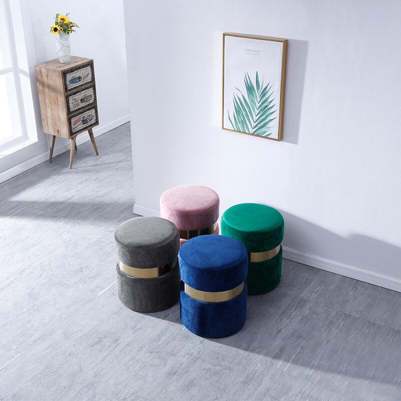 Tabouret design en velours avec bande en métal doré