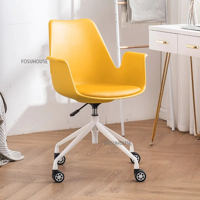 Chaise de bureau design et confortable sur roulettes