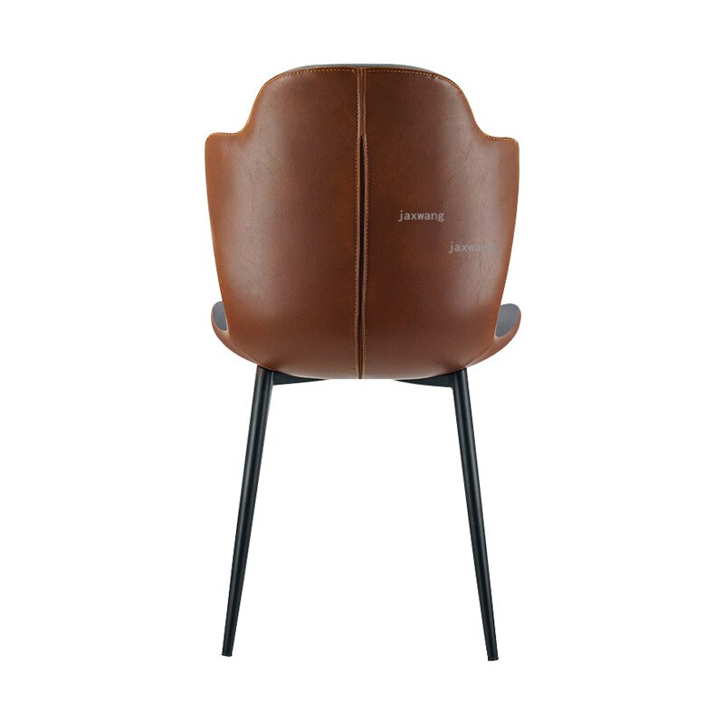 Chaise moderne en cuir surpiqué et pieds en métal