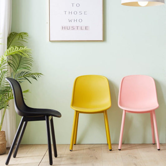 Chaise scandinave en métal et résine