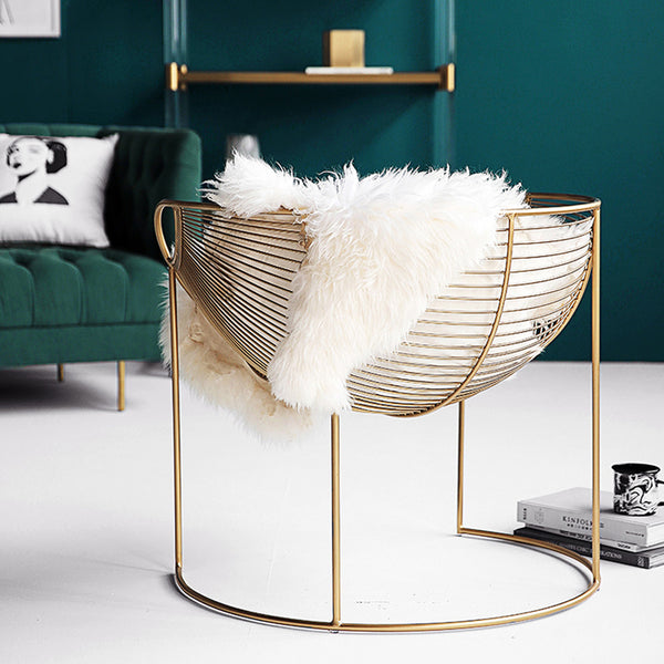 Chaise design en acier doré avec assise style hamac